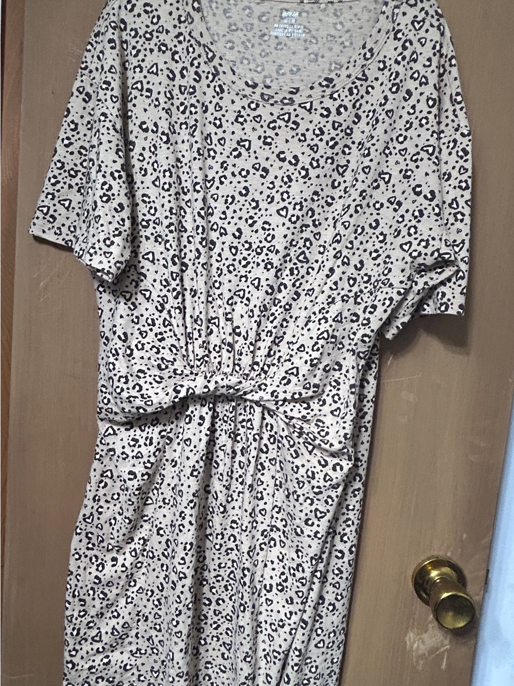 aerie Beige Dress with Black cheetah Print and Tie Waist
Nice tshirt material - Picture 3 of 5